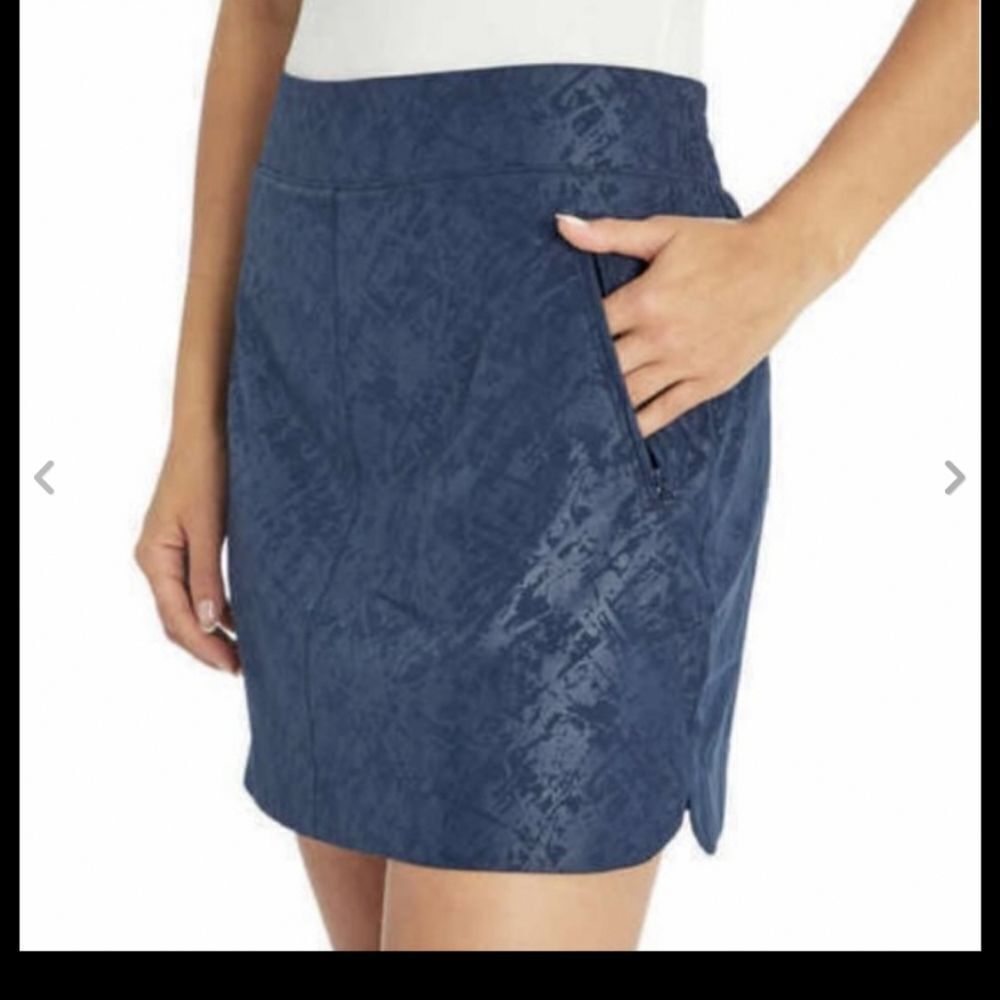 NEW WITH TAGS ORVIS TRAVEL SKORT IN NAVY BLUE SHATTERED GLASS EMBOSSED PRINT